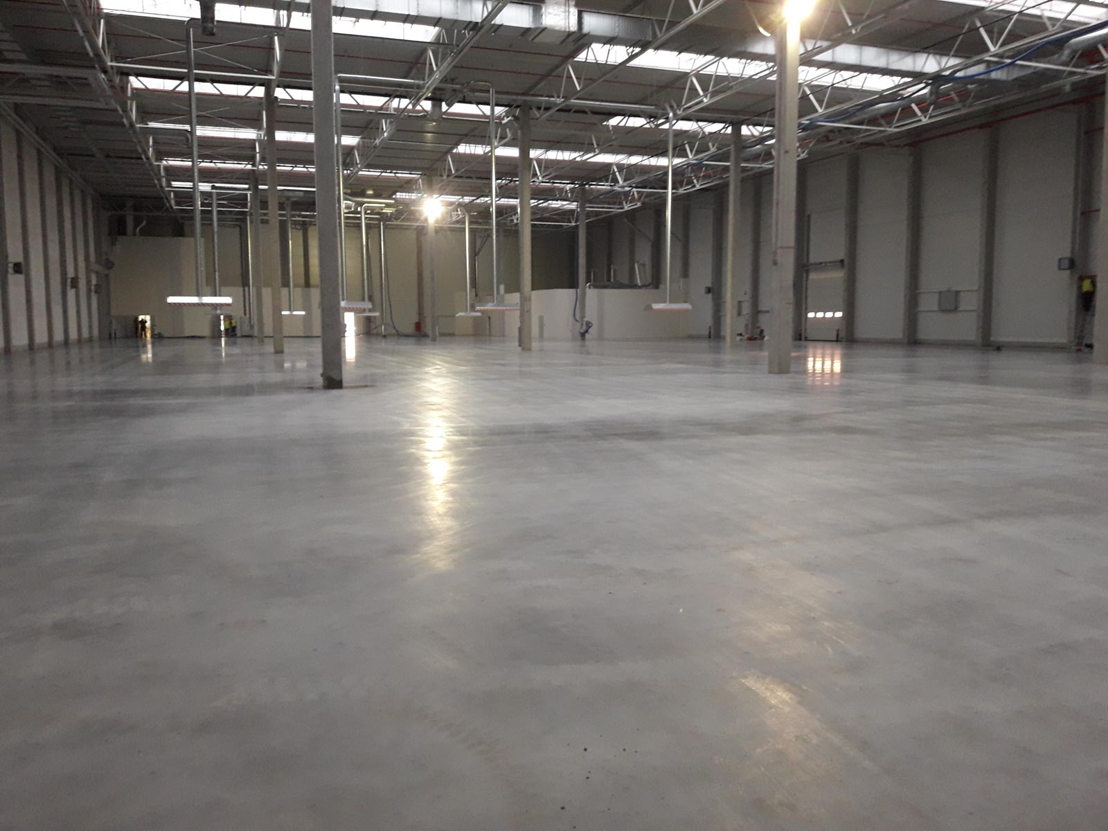 Sprzątnięta hala magazynowa po budowie