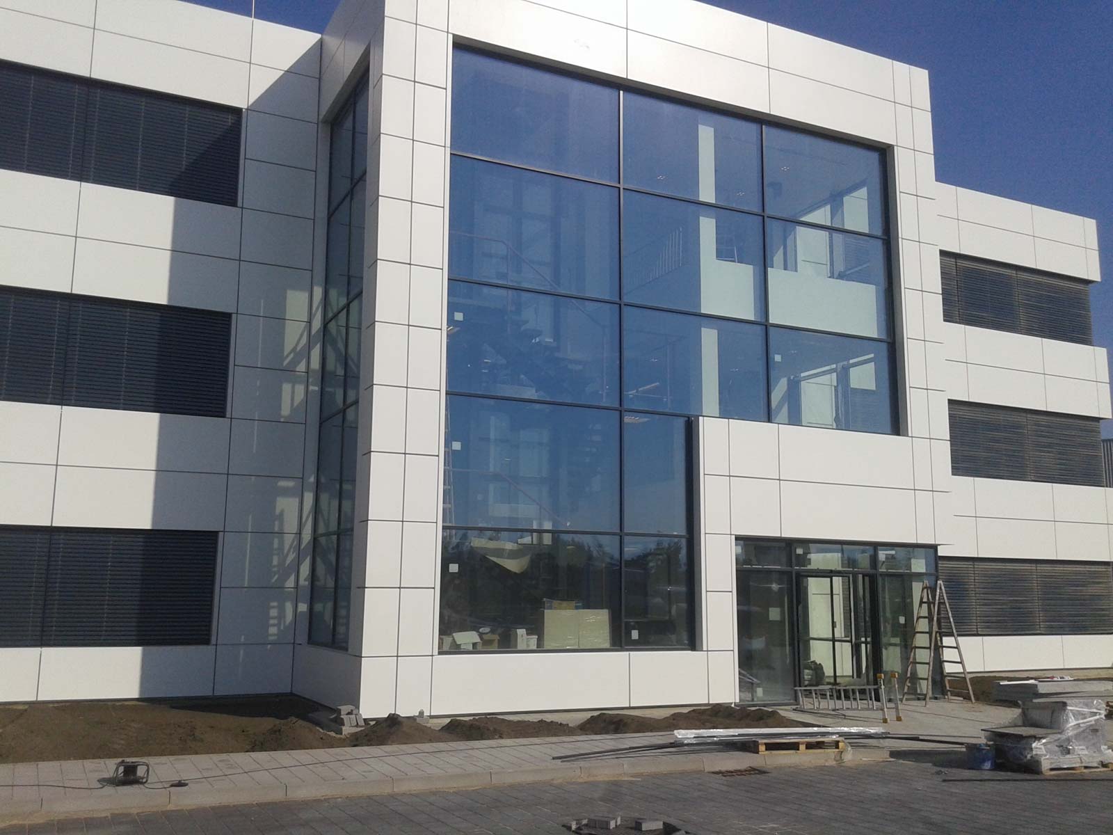 Mycie przeszkleń i okien w budynku biurowym