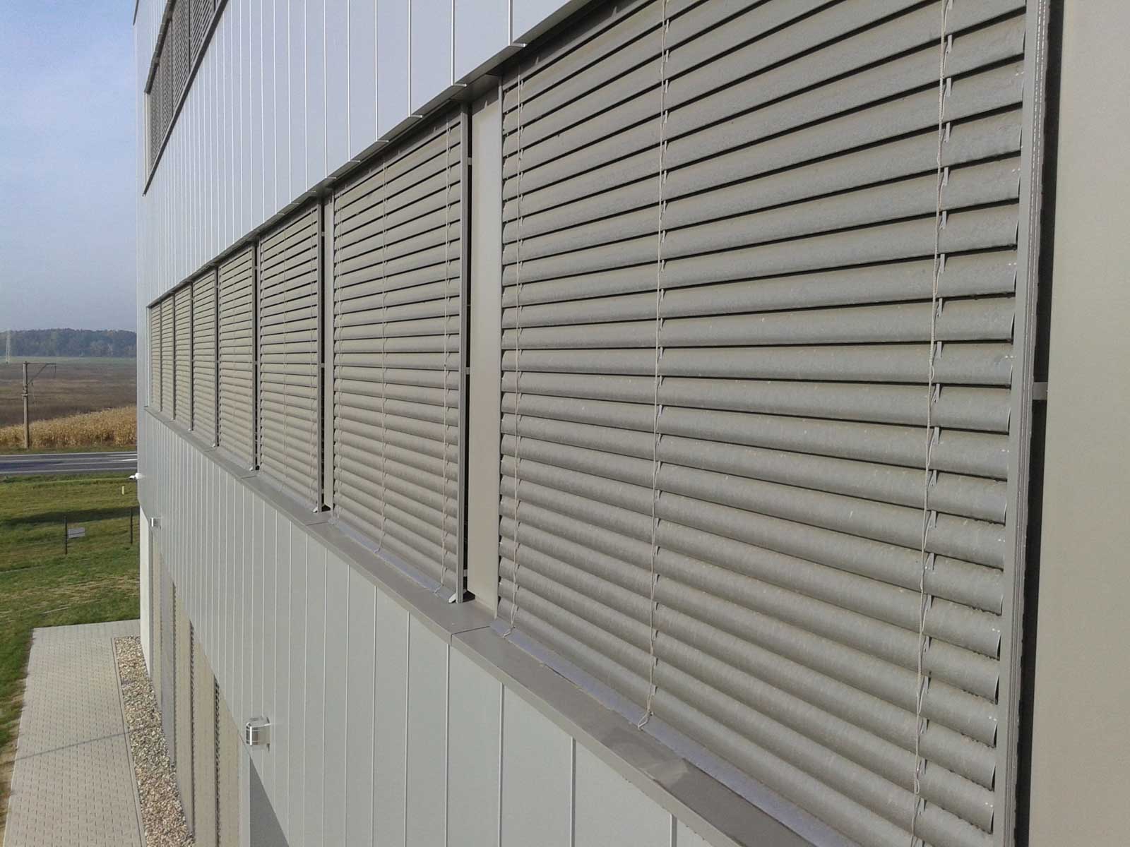 Czyszczenie rolet i przeszkleń w obiektach biurowych