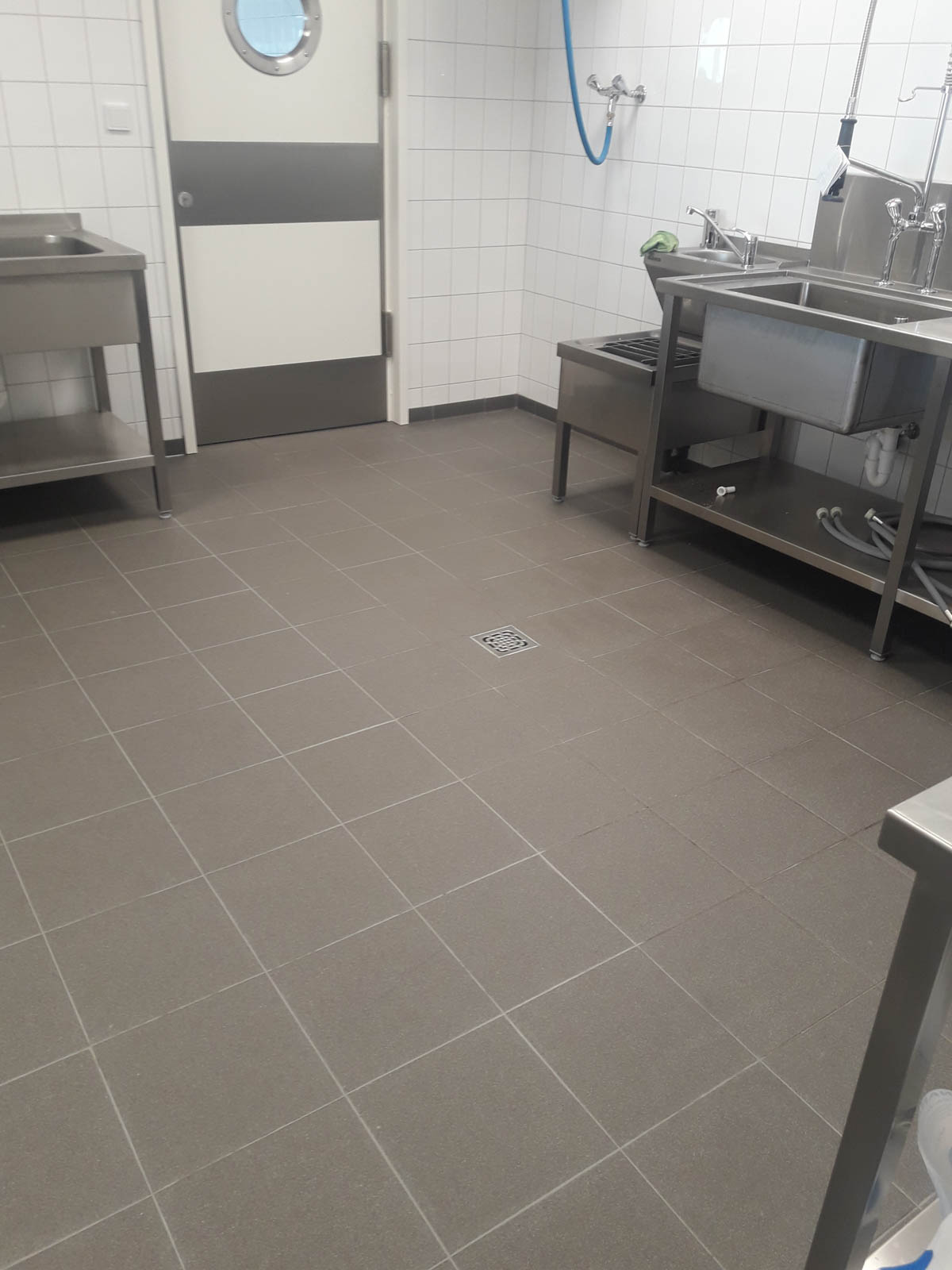 Sprzątanie hali produkcyjnej po budowie