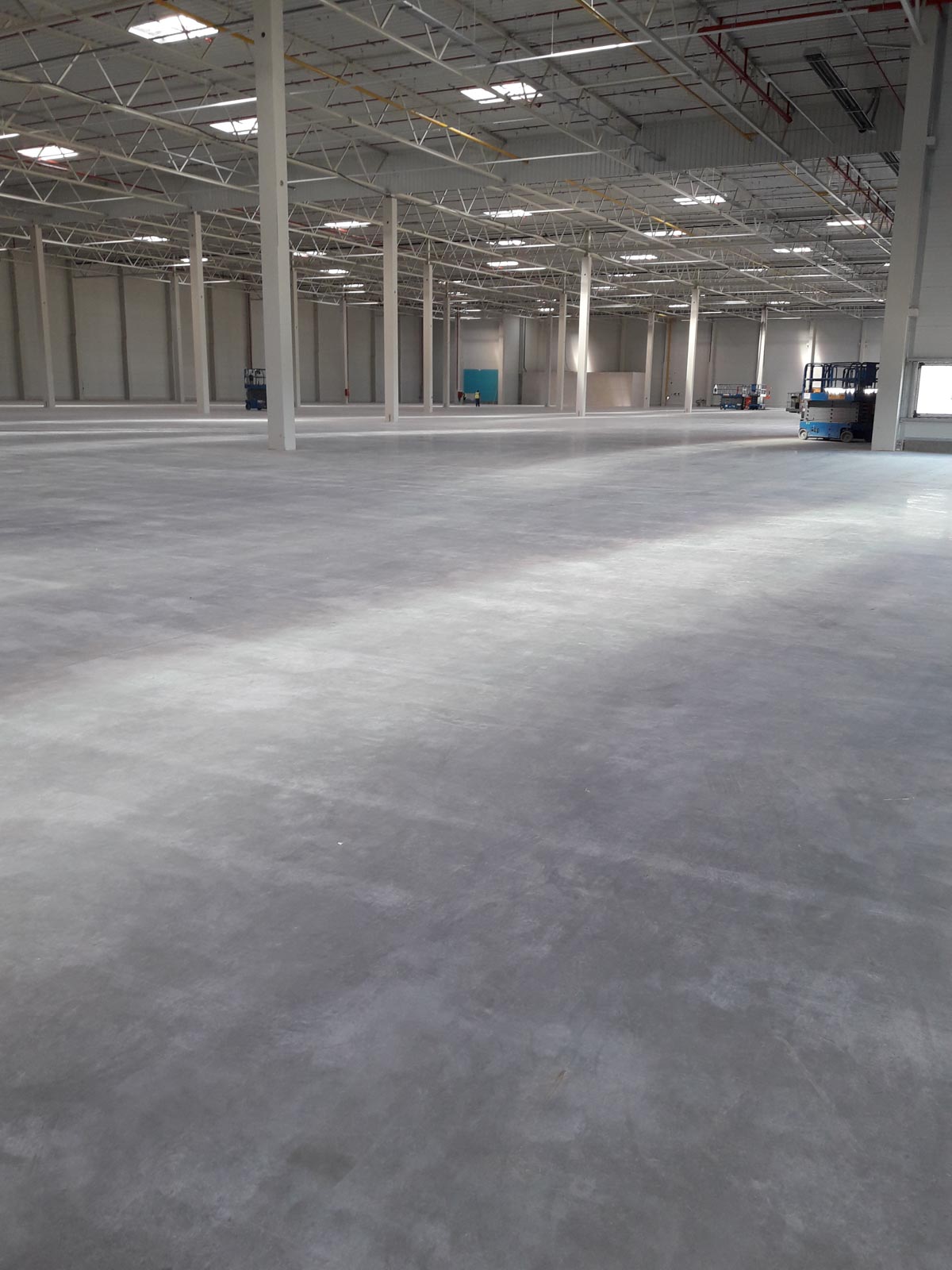 Profekt - sprzątamy hale magazynowe po budowie