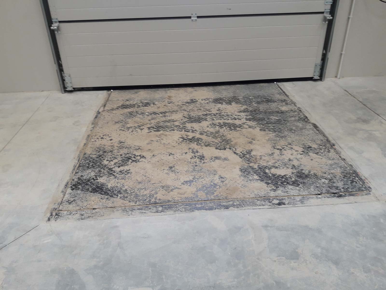 Wejście do hali wymagające sprzątania po budowie