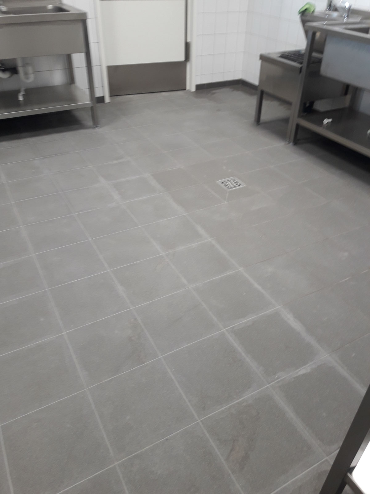 Czyścimy posadzki w zakładach produkcyjnych