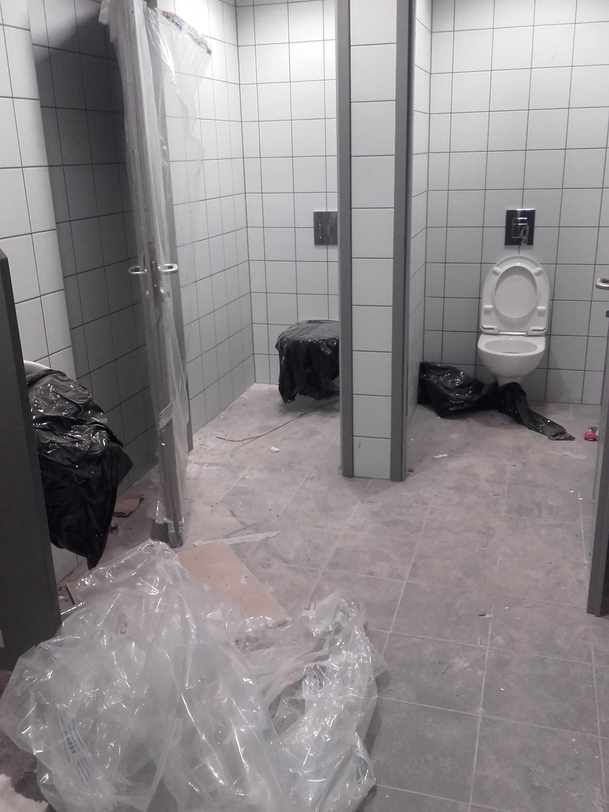 Sanitariaty w zakładzie produkcyjnym do czyszczenia